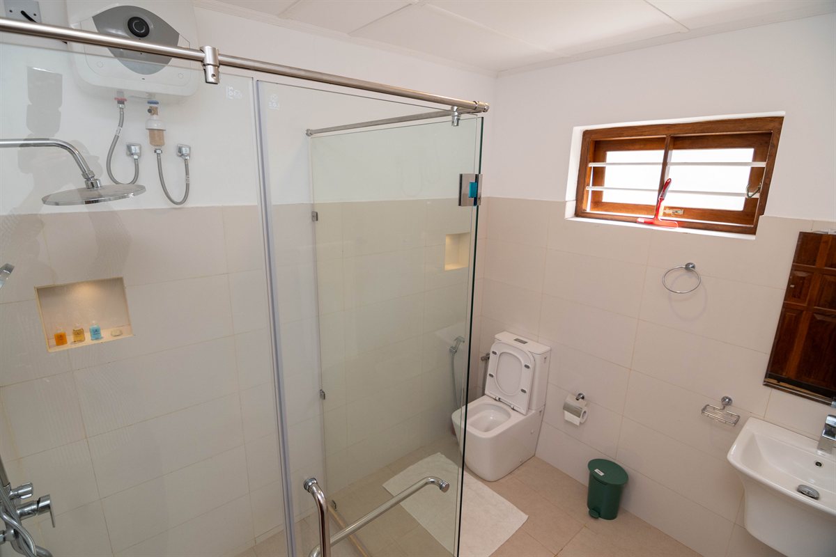 Heritage House Retreat bathroom with a glass shower enclosure, toilet and basin